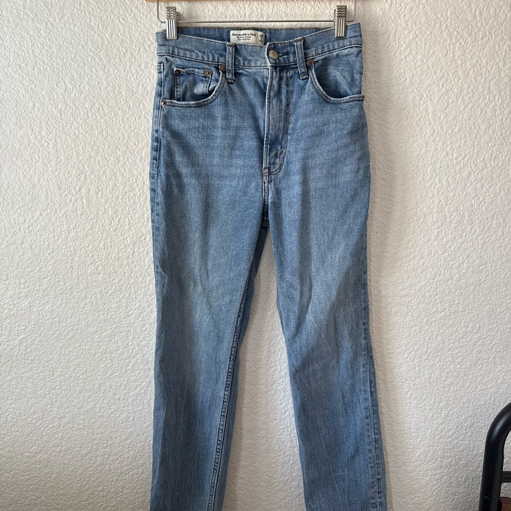 Abercrombie Ultra High Rise Straight Jeans – Size 26